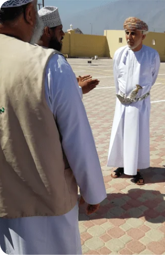 عن اللجنة يمين
